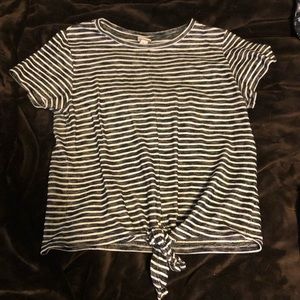 Tie front tee size small